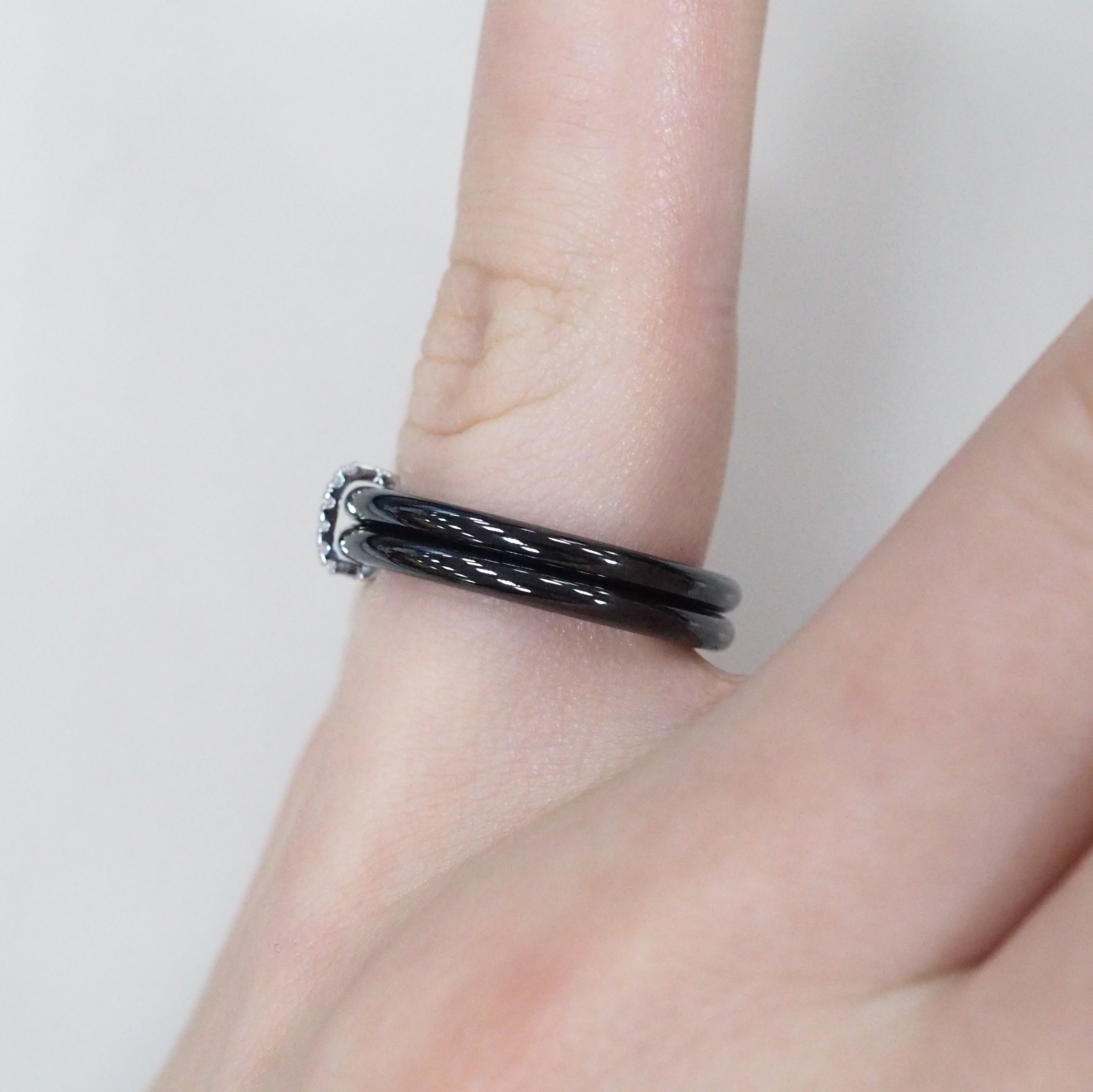 Кольцо из белого золота с бриллиантами и керамикой